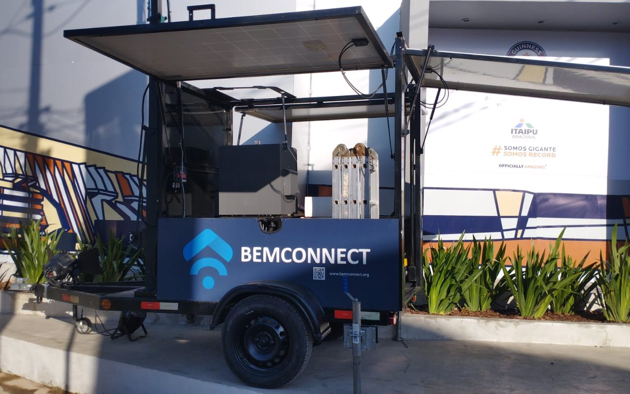 Remolque BEMCONNECT con panel solar desplegado