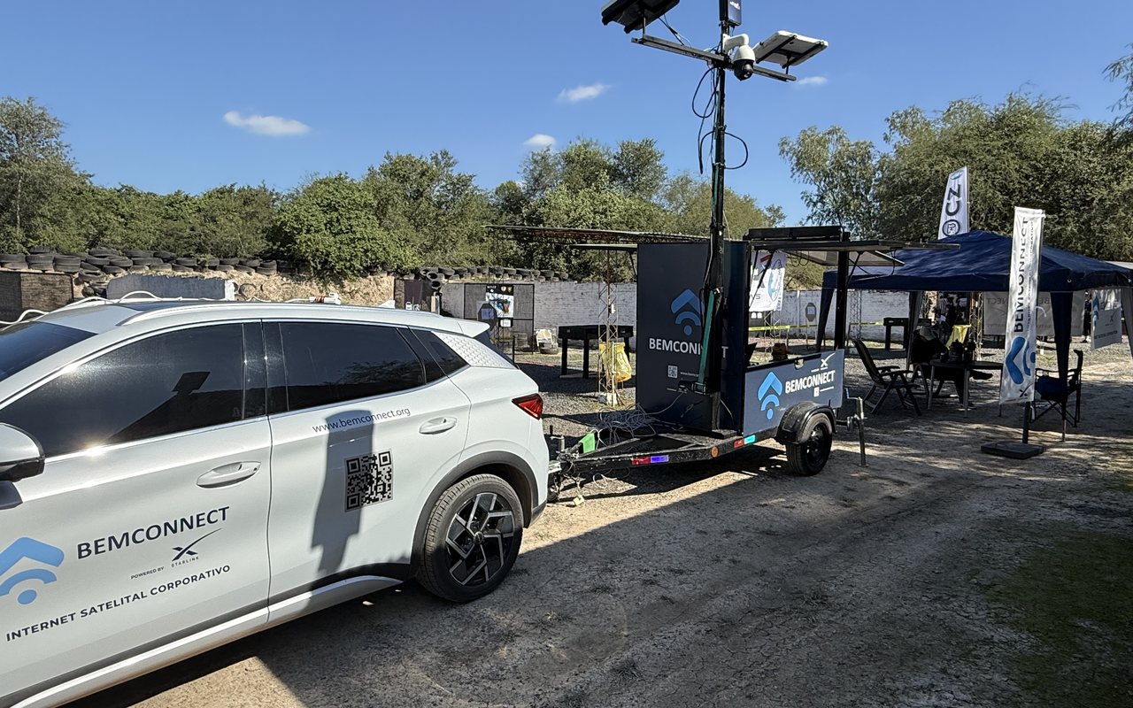 Vehículo BEMCONNECT con remolque y mástil de comunicaciones en un evento