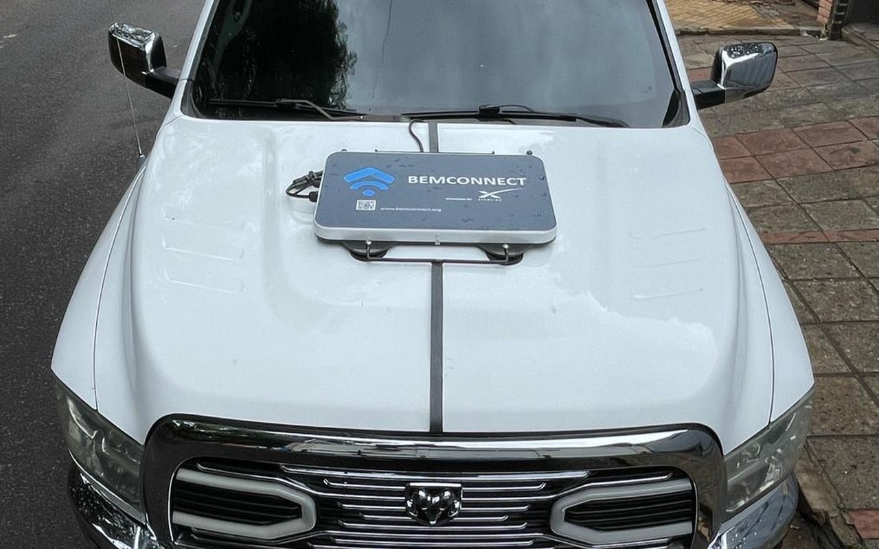 Antena BEMCONNECT montada sobre el capó de una camioneta Ram