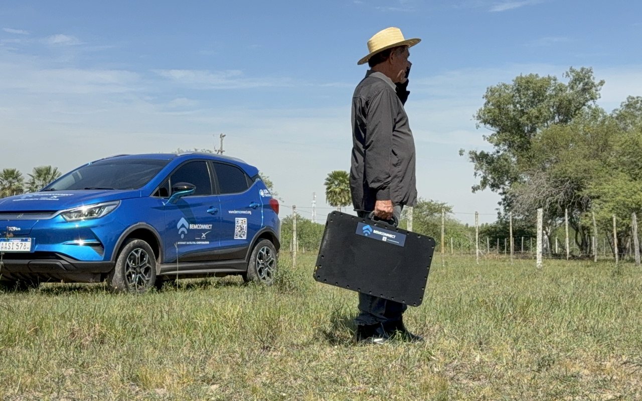Técnico con la valija de Conexión Portátil BEMCONNECT en zona rural, junto al vehículo